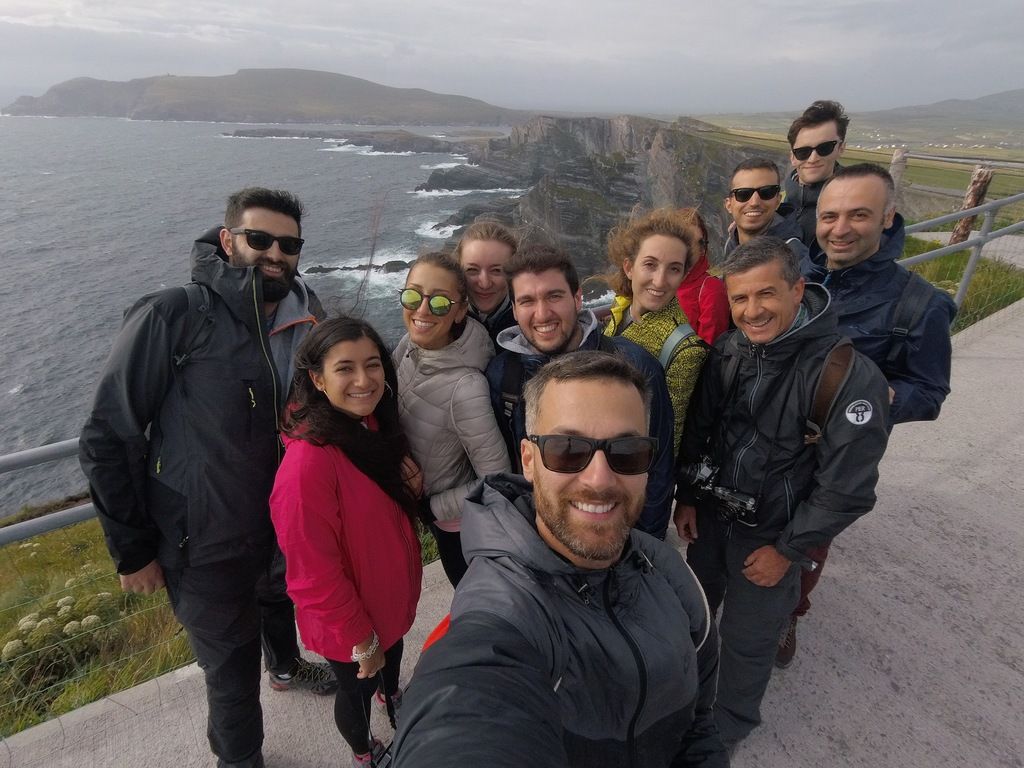 Eine Reisegruppe von WeRoad an der rauen Küste Irlands während eines organisierten Dublin-Trips.