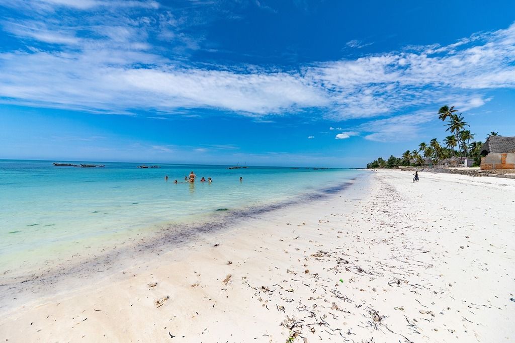 Paradiesischer Strand in Sansibar – Ein wunderschöner, unberührter Strand mit weißem Sand und türkisfarbenem Wasser in Sansibar.