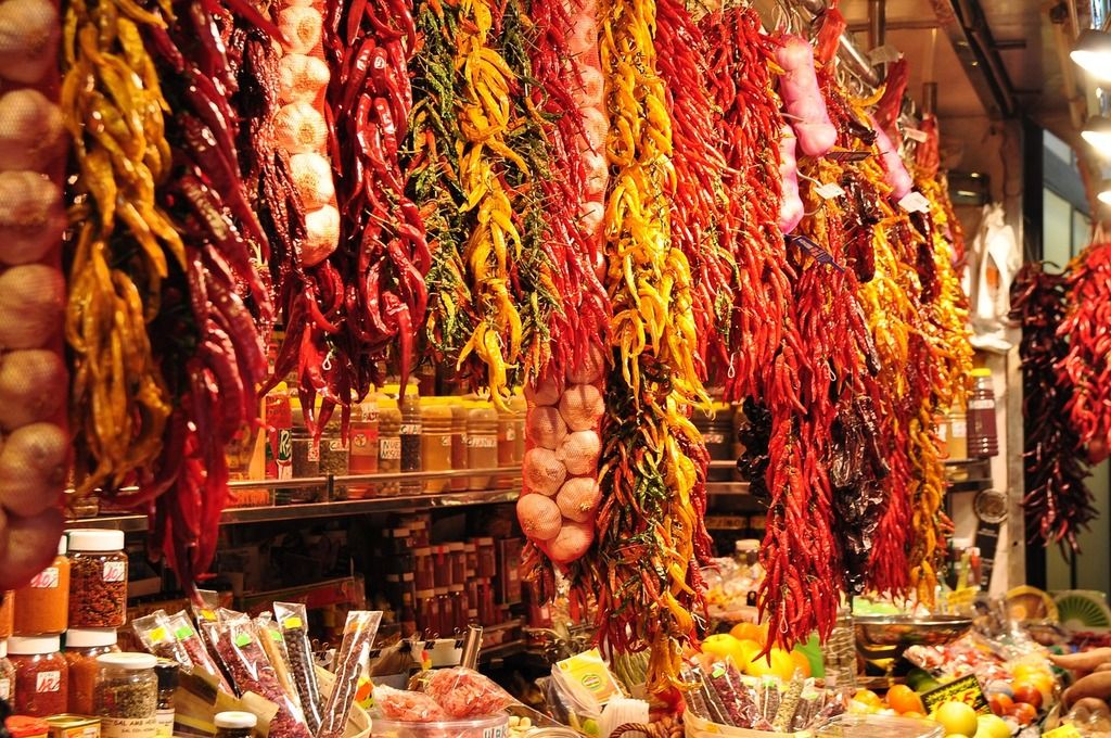 Lebendige Farben und frische Produkte im berühmten Markt La Boqueria in Barcelona.