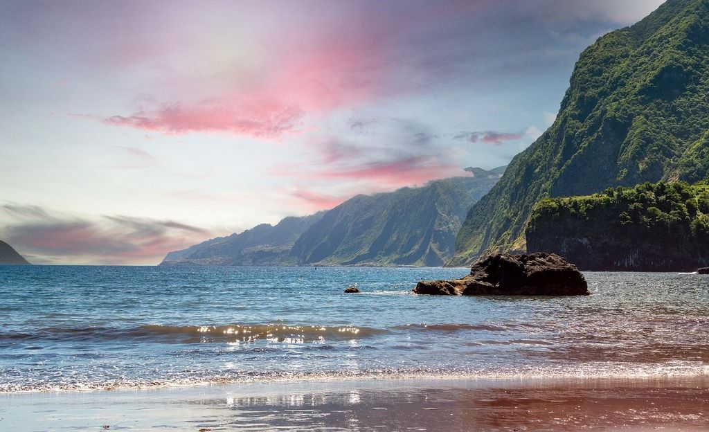 Atemberaubende Küstenlandschaft auf Madeira mit grün bewachsenen Klippen und dem weiten Meer.