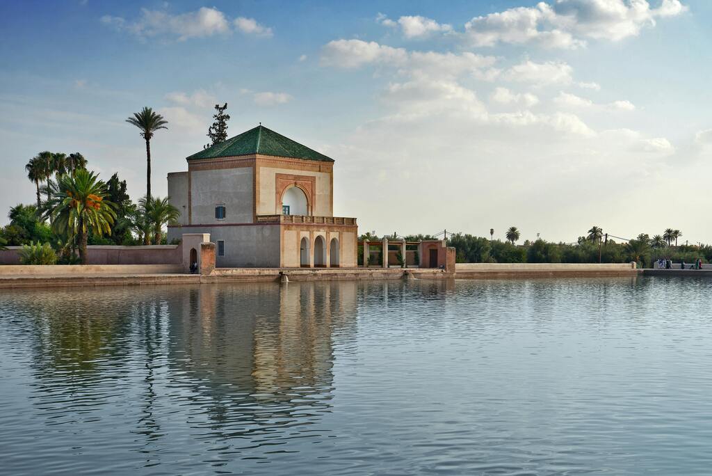 Menara-Garten in Marrakesch mit dem historischen Pavillon am Wasser.