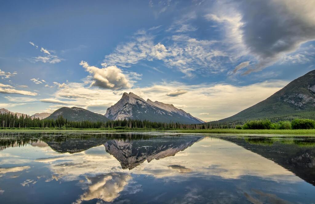 Spiegelung der Rocky Mountains in einem ruhigen See im Banff-Nationalpark, Kanada.
