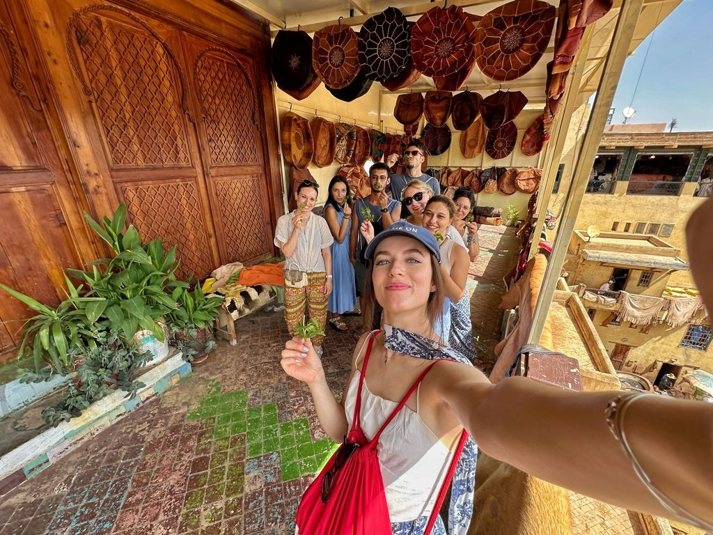 Gruppenreise mit WeRoad in Marokko. Selfie vor traditionellen Ledermärkten in Marrakesch.