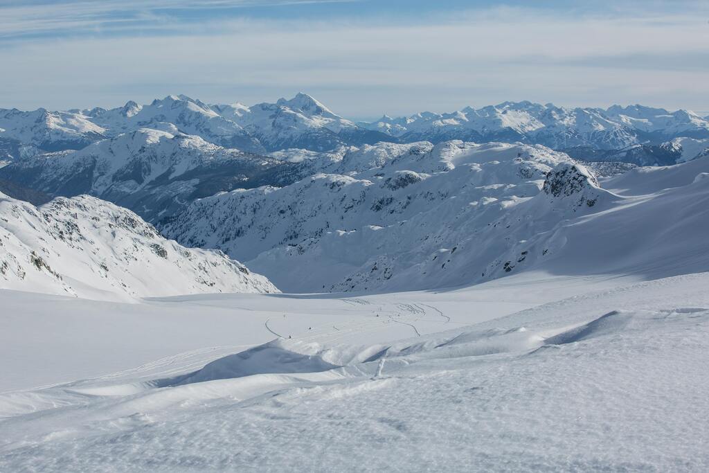 Verschneite Landschaft der Whistler-Berge, ein berühmtes Skigebiet in Kanada.
