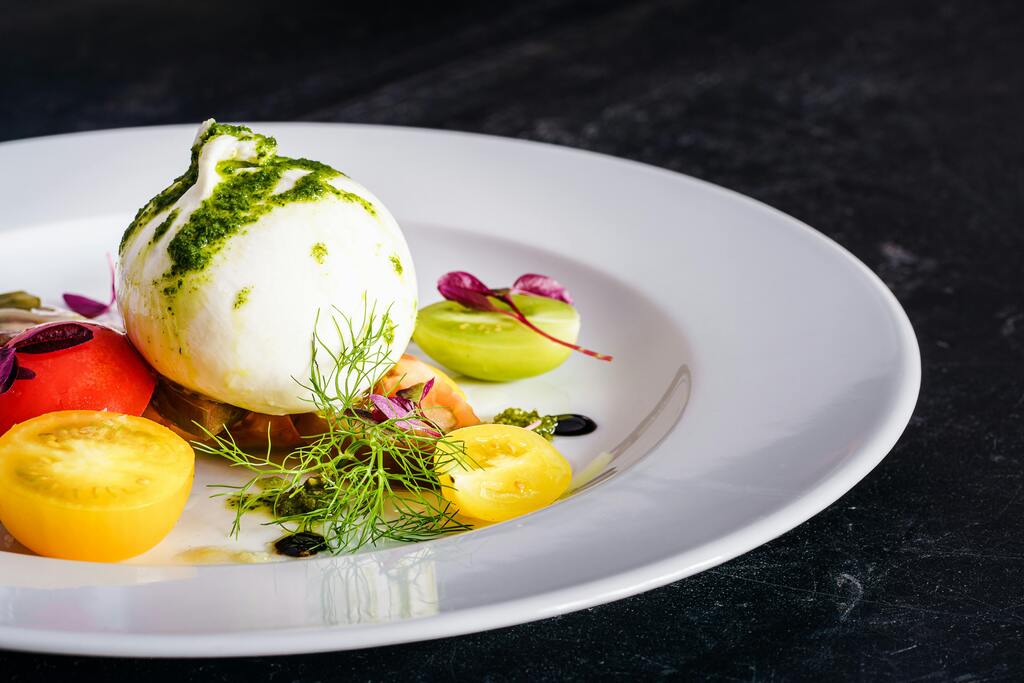 Caprese-Salat mit Burrata - typisch italienisches Essen