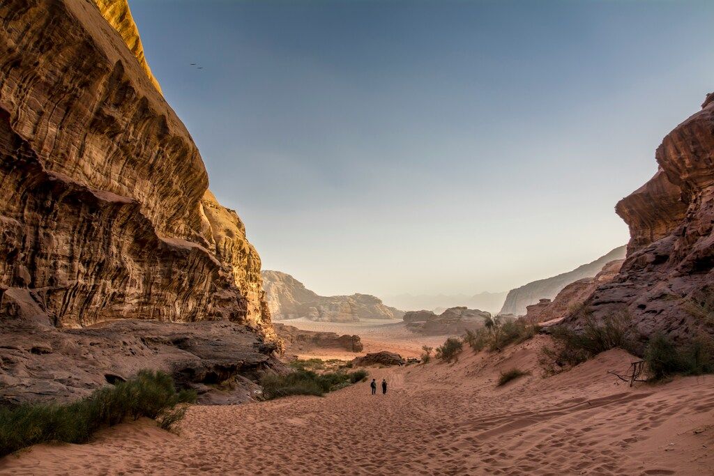 Weite Felslandschaft im Wadi Rum in Jordanien