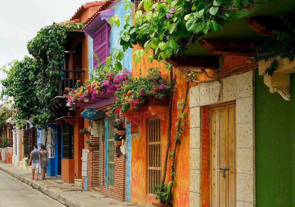 Bunte Kolonialhäuser mit Blumenbalkonen in der Altstadt von Cartagena