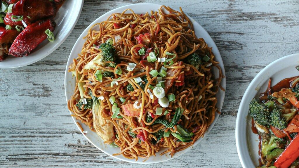 Gebratene chinesische Nudeln mit Gemüse und Frühlingszwiebeln.