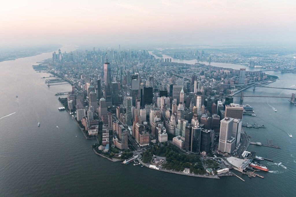 Luftaufnahme von Lower Manhattan und dem New Yorker Hafen.
