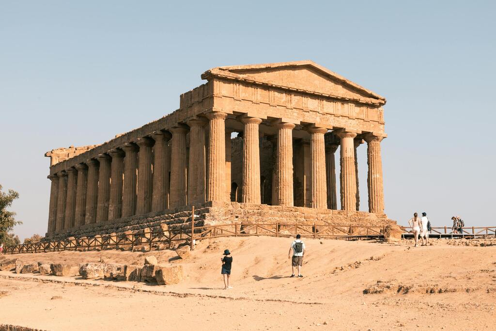 Antiker griechischer Tempel in der archäologischen Stätte Valle dei Templi in Agrigent, Sizilien