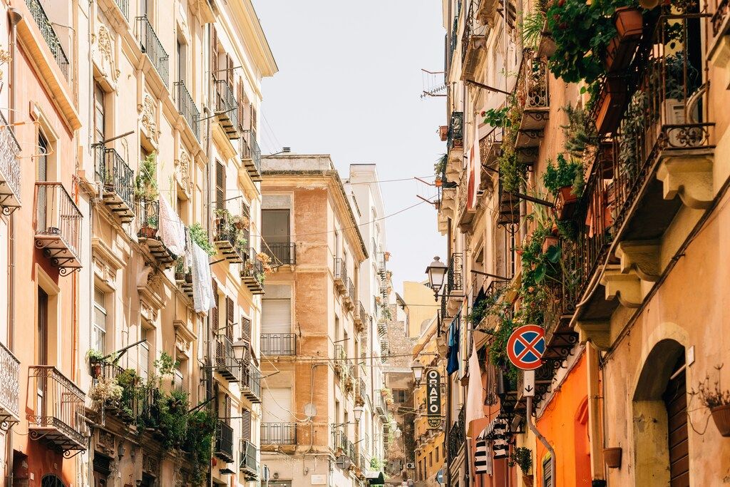 Enge Straße in der Altstadt von Cagliari auf Sardinien mit hohen Gebäuden und Balkonen.