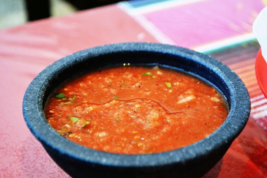 Fërgesë: schale mit scharfer roter Tomatensalsa