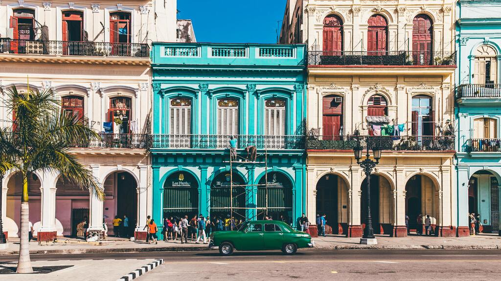Farbige Kolonialgebäude und Oldtimer in Havanna, Kuba