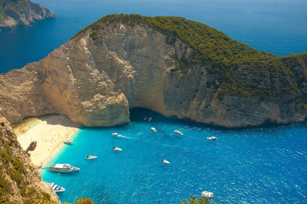 Blick auf den berühmten Navagio-Strand auf Zakynthos mit Schiffswrack und umgebenen Klippen.