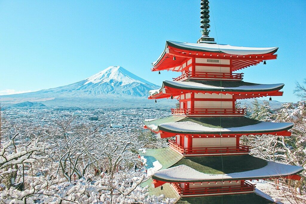 Chureito-Pagode mit schneebedecktem Fuji im Hintergrund