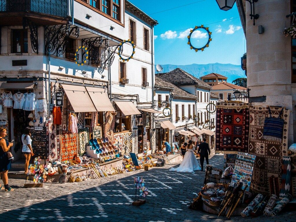 Bunte Handwerksläden und Kopfsteinpflasterstraßen im historischen Zentrum von Gjirokastër
