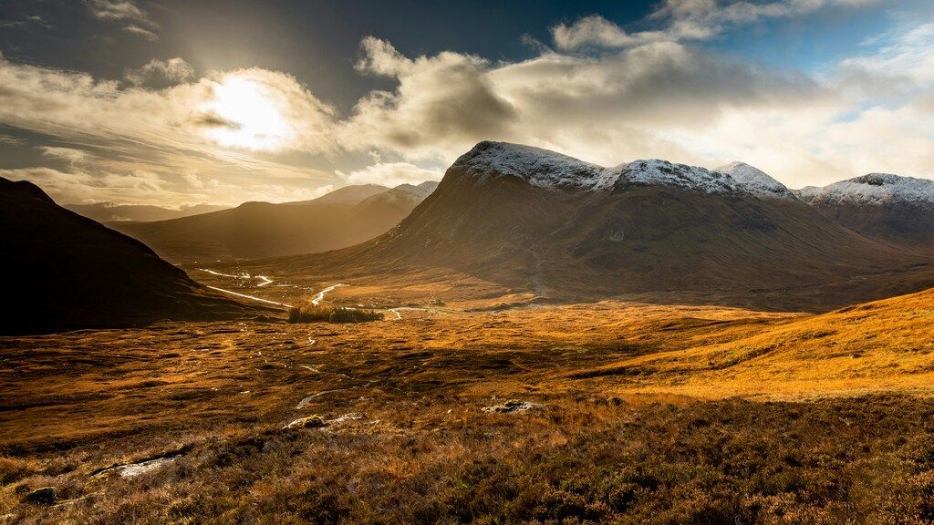 Sonnenaufgang über dem Glen Etive Tal in den schottischen Highlands