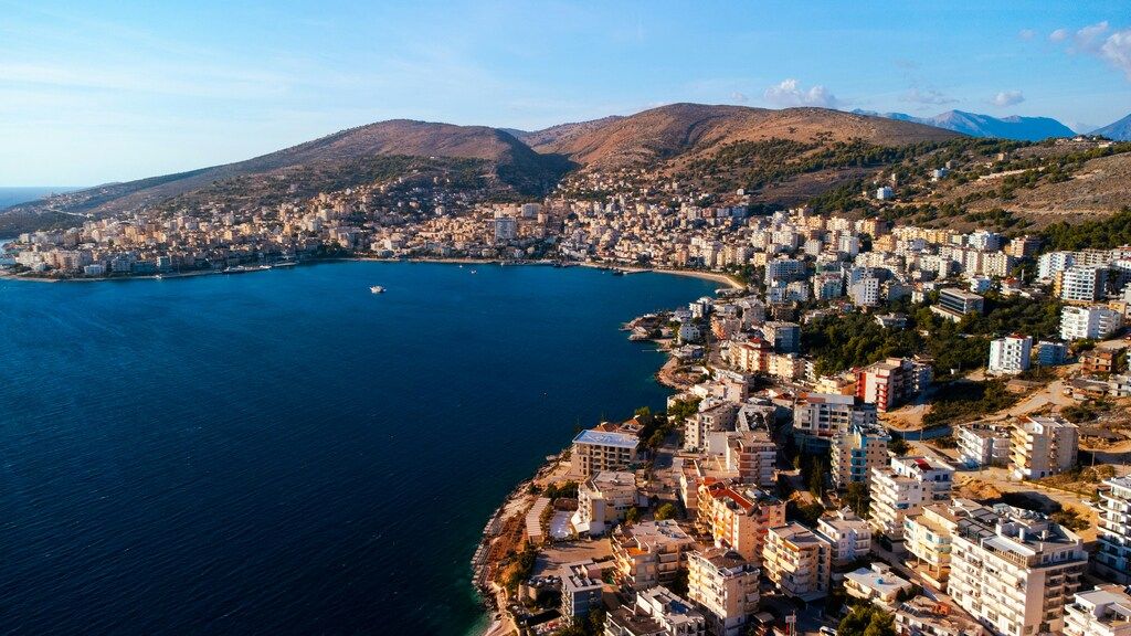 Luftaufnahme der Küste und Stadt Saranda mit Blick auf die Bucht
