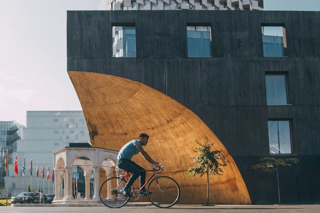 Moderner Bau mit goldener Kurve im Zentrum von Tirana, Albanien