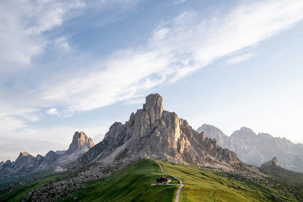 Atemberaubender Blick auf die Dolomiten mit grünen Wiesen und schroffen Gipfeln
