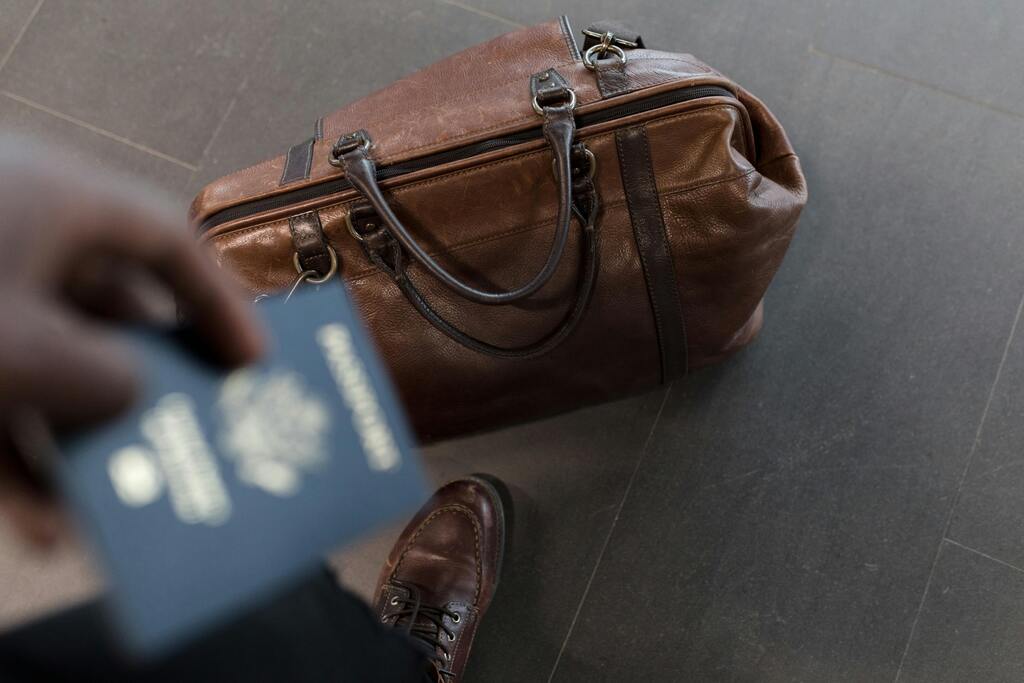 Reisepass und Ledertasche bereit für ein neues Abenteuer