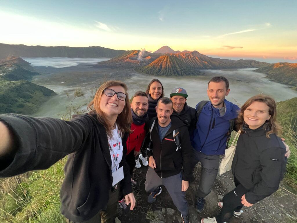 Weroad-Reisegruppe macht Selfie mit strahlendem Sonnenaufgang über dem Mount Bromo Krater auf Java.