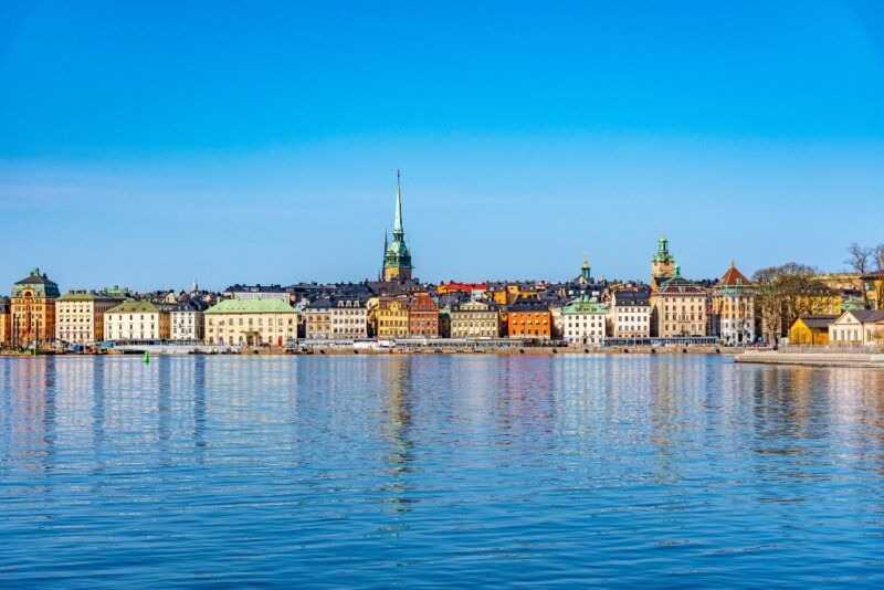 Historische Skyline von Stockholm mit Gamla Stan und St. Nikolai Kirche, reflektiert im Wasser.