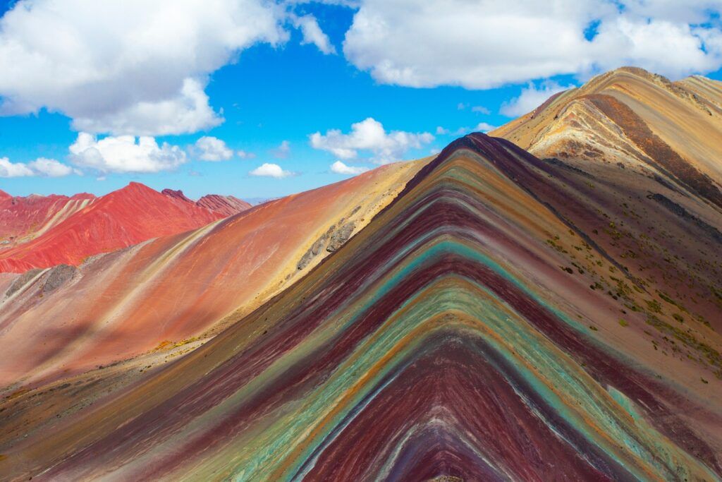 Nahaufnahme der farbenfrohen Schichten des Regenbogenbergs.