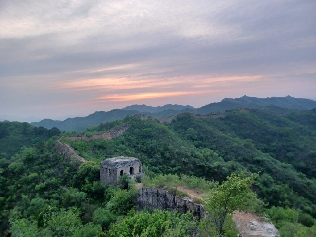 Ungepflegter Abschnitt der Chinesischen Mauer (Jinshanling oder Mutianyu) bei Sonnenaufgang.